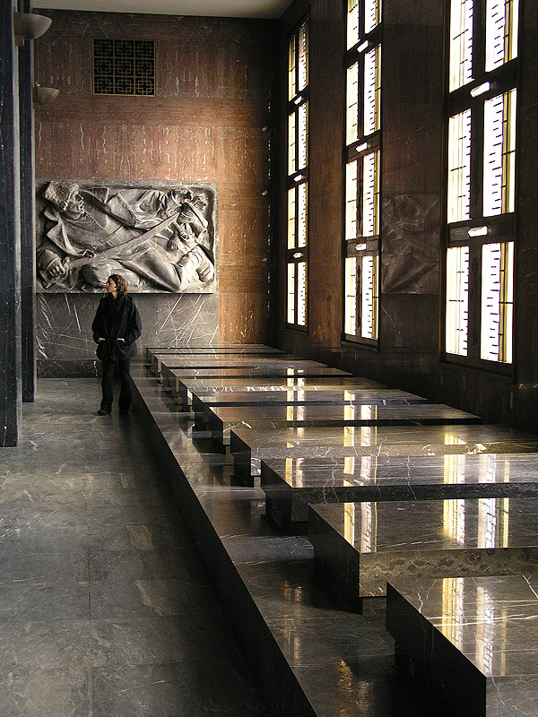One line of tombs